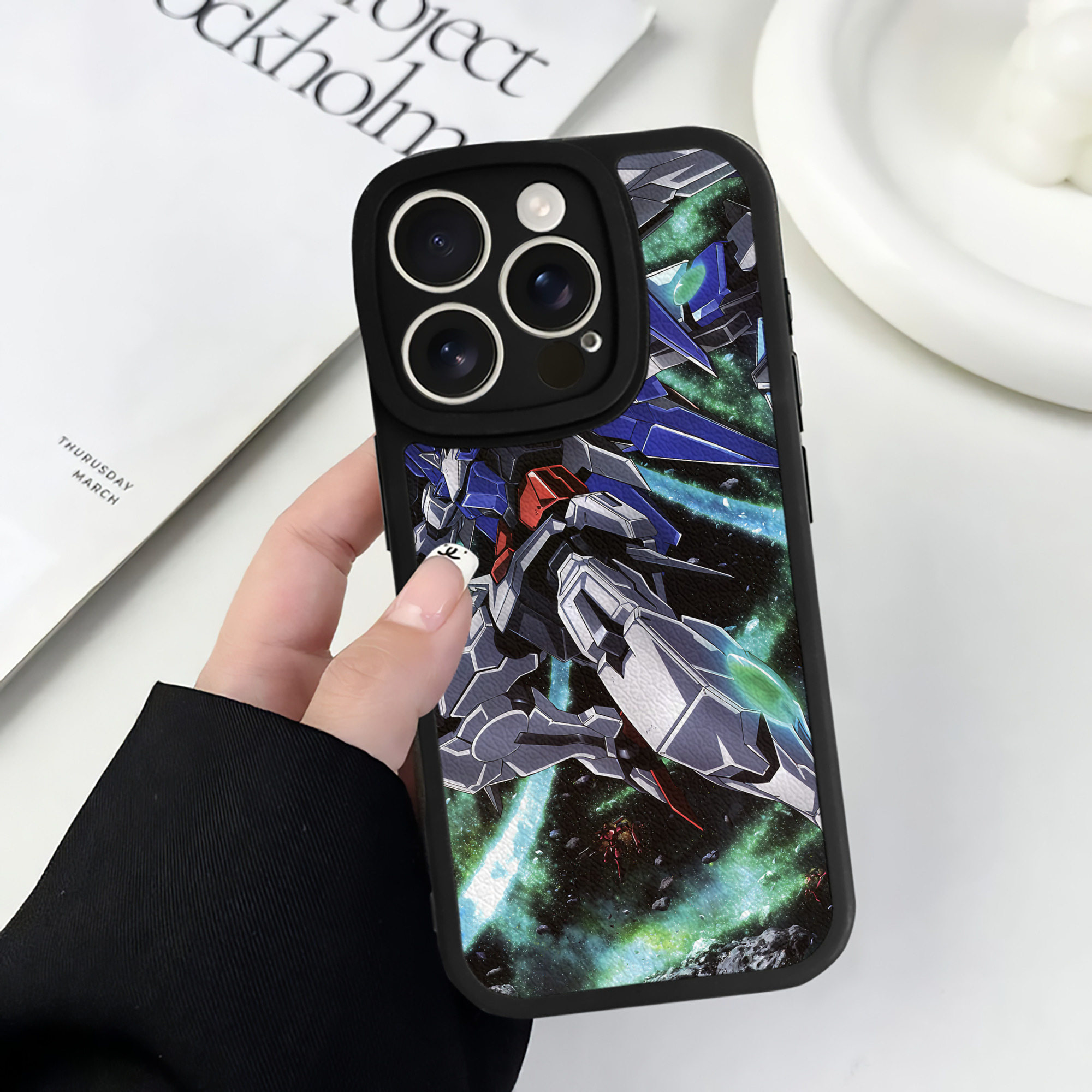 （画像用） 機動戦士ガンダム Mobile Suit Gundam 【iPhone 16シリーズ対応】シリコンスマホケース（レザー調） 材質：シリコン